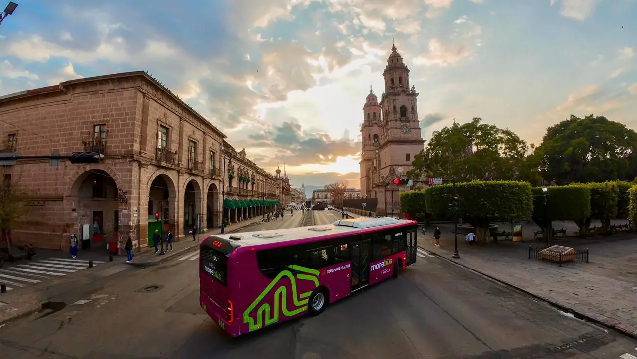 Bedolla presenta el Morebús, nuevo transporte que pone fin a más de 50 años de rezago en movilidad
