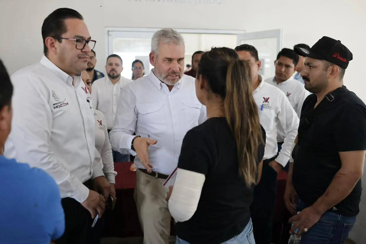 Bedolla reitera apoyo a familias afectadas por estallido en Coahuayana