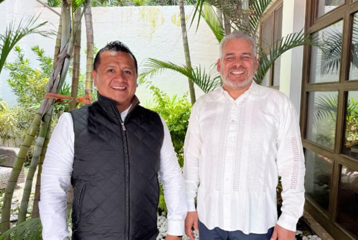 Bedolla se reúne con Carlos Torres Piña tras su solicitud de licencia