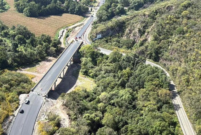 Bedolla Supervisa obra de la autopista Maravatío-Zitácuaro en Michoacán