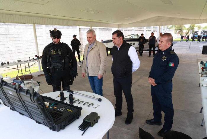 Bedolla verifica equipo especializado antibombas de la Guardia Civil