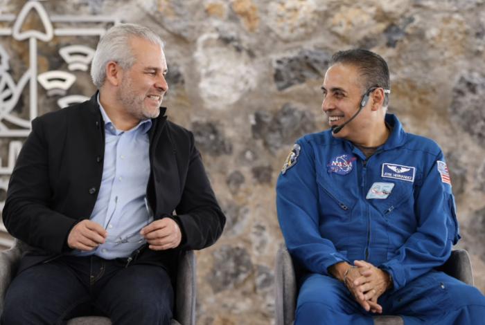 Bedolla y el astronauta José Hernández motivan a estudiantes michoacanos a soñar en grande