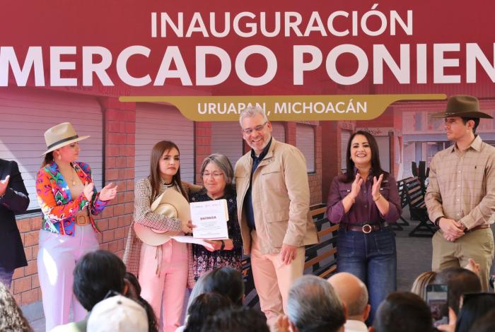 Bedolla y Grecia Quiroz inauguran Mercado Poniente en Uruapan