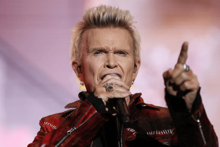Billy Idol celebra 70 años en México con mariachi