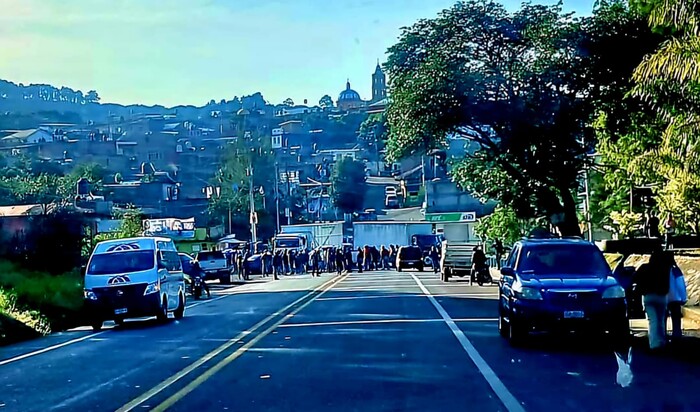 Bloquean carretera en Tingüindín por desaparición de comunero de Tsirio