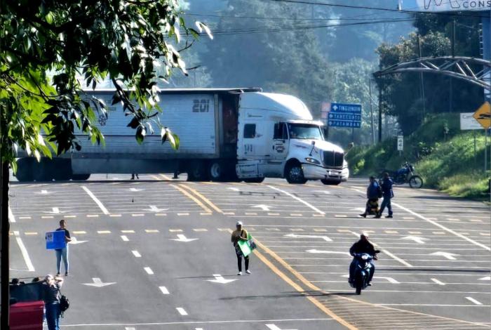 Bloquean carretera en Tocumbo, exigen la localización de Jesús Ramírez Pulido