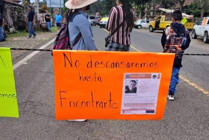 Bloquean carretera en Tzintzuntzan para exigir la aparición de Leodegario Cerda Cuiriz