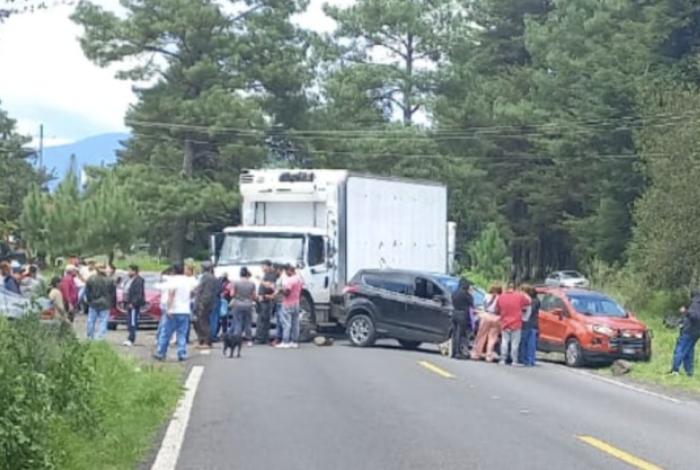 Bloquean carretera Uruapan-Paracho; exigen atención en un caso de lesiones por riña, pero no hay denuncia ante la FGE