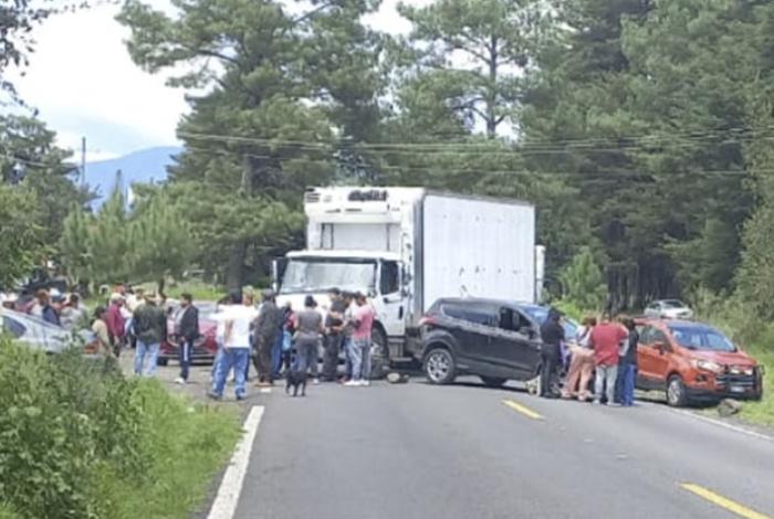 Bloquean carretera Uruapan-Paracho; exigen atención en un caso de lesiones por riña