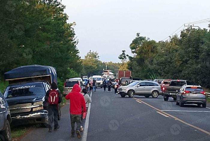 Bloquean varios puntos de la Uruapan-Los Reyes