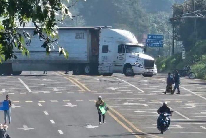 Bloqueo carretero en Los Reyes para exigir que aparezca Jesús Ramírez