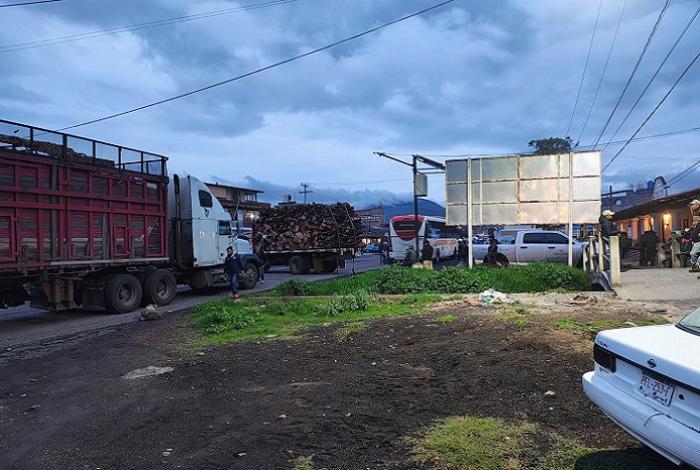 Bloqueo de carretera Quiroga - Zacapu es por la detención de 6 leñadores; FGE señala que no acreditaron permiso