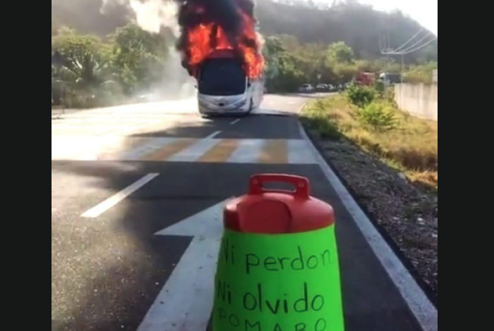 Bloqueo y quema de vehículos tras homicidio de autoridades comunales de Pomaro