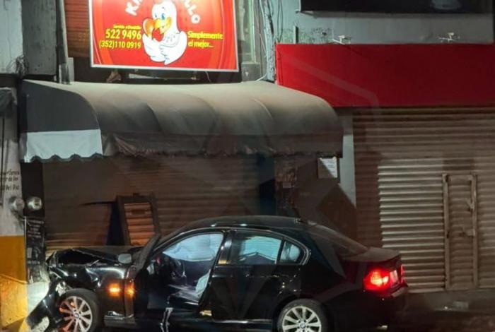 BMW queda incrustado en fachada de “King Pollo” en La Piedad