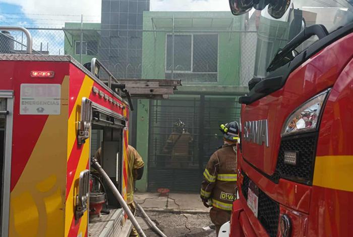 Bomberos combaten incendio en domicilio de la colonia Agustín Arriaga Rivera, en Morelia