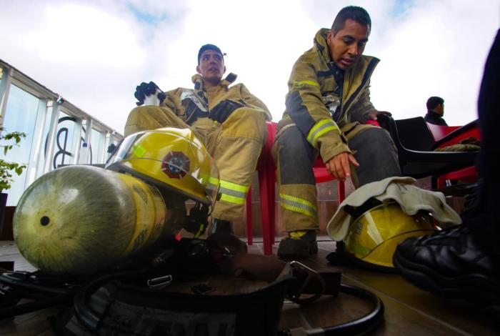 Bomberos compiten en la primera carrera vertical de Michoacán