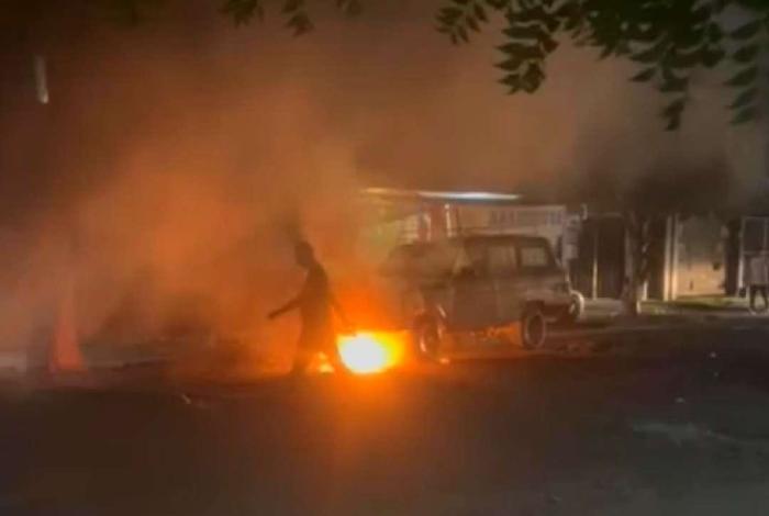 Bomberos controlan conato de incendio de Jeep clásico