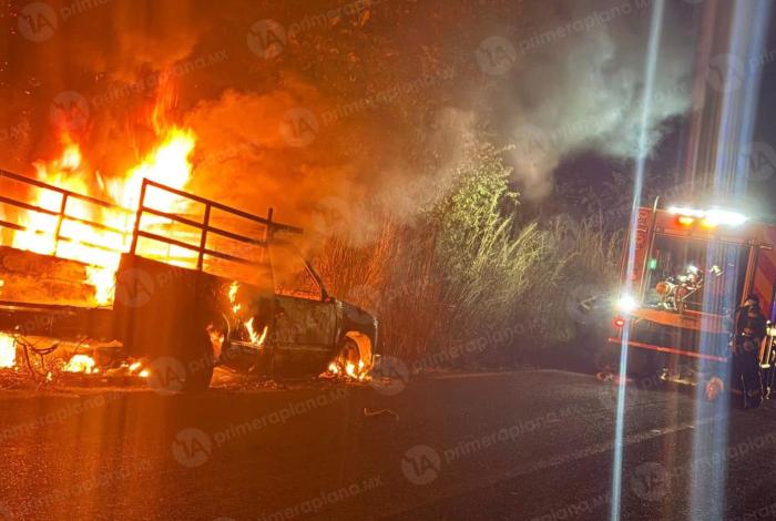 Bomberos controlan inc3ndio de una camioneta, en carretera de Tacámbaro