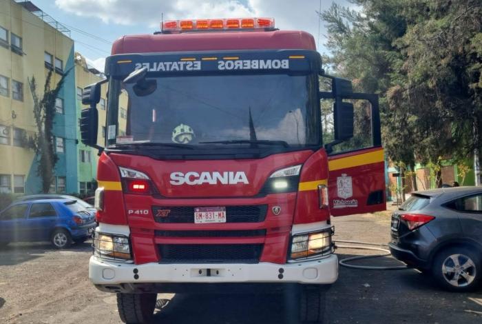 Bomberos de la CEPCM combaten incendio en un departamento de la colonia Xangari