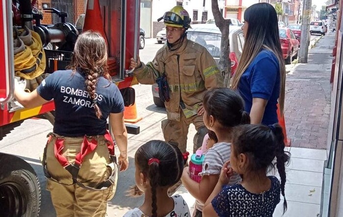 Bomberos de Zamora muestran su labor a niñas y niños de preescolar y primaria