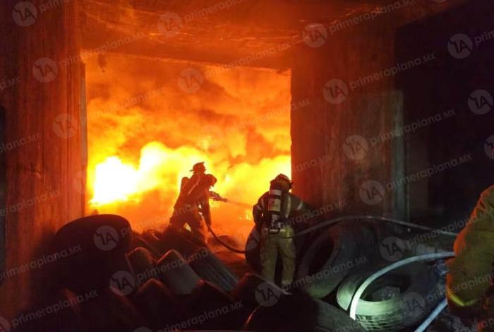 Bomberos doman inc3ndio en bodega de llantas, en Morelia