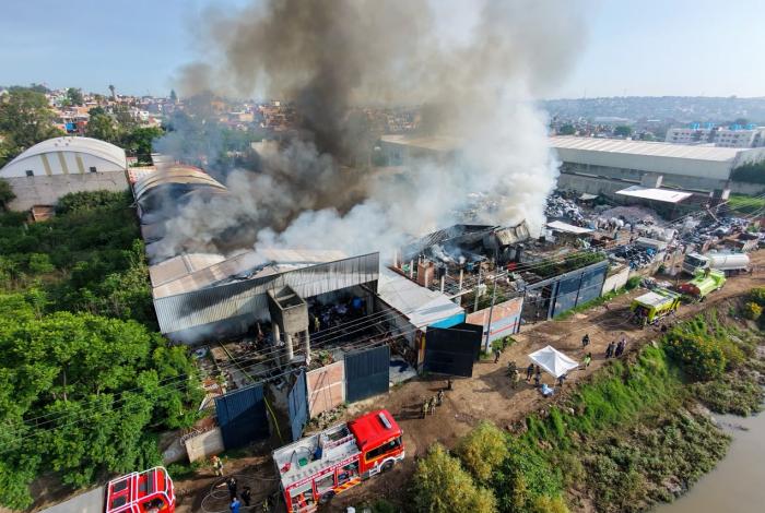 Bomberos logran controlar inc3ndio en fábrica al norte de Morelia