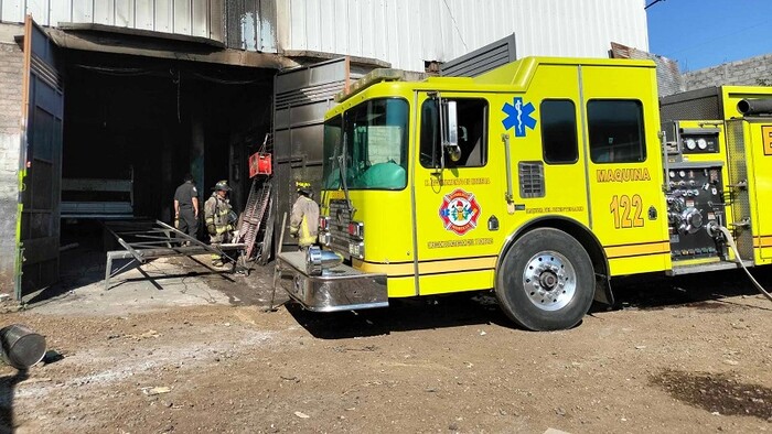 Bomberos Morelia combaten incendio en la Quemada; hay un lesionado y daños materiales