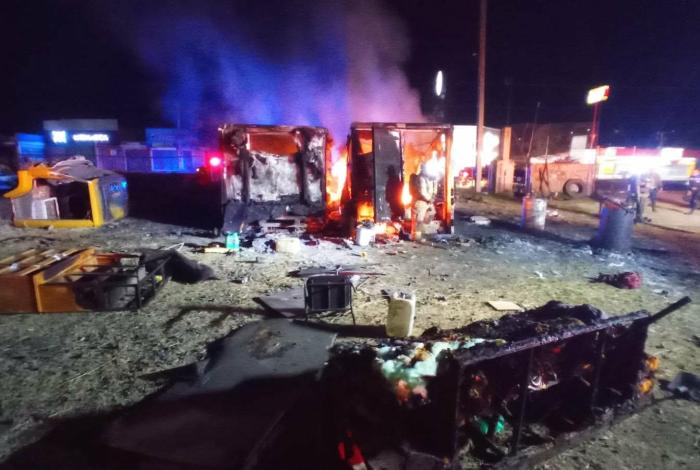 Bomberos Morelia sofocan incendio de dos cajas secas usadas como refugio por un vigilante