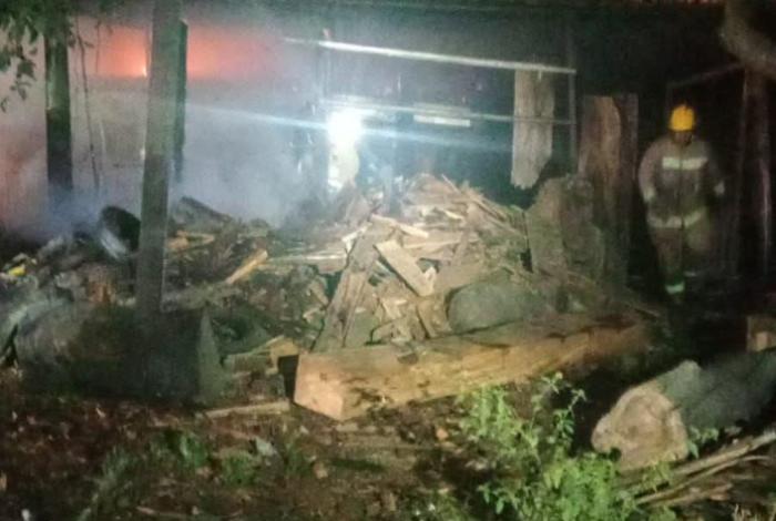 Bomberos sofocan incendio en vivienda abandonada de Apatzingán