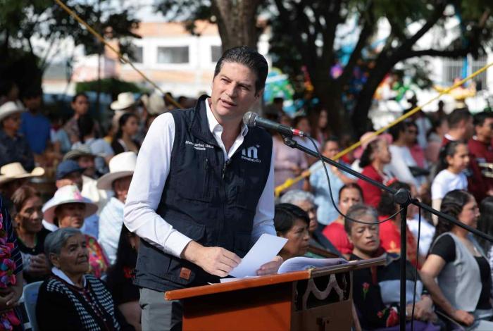 Brinda Alfonso Martínez certeza jurídica a colonos de la tenencia Morelos