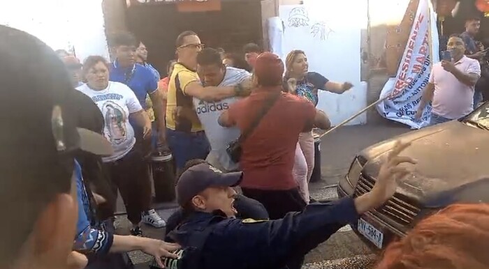 Brota agresión a golpes en marcha de comerciantes