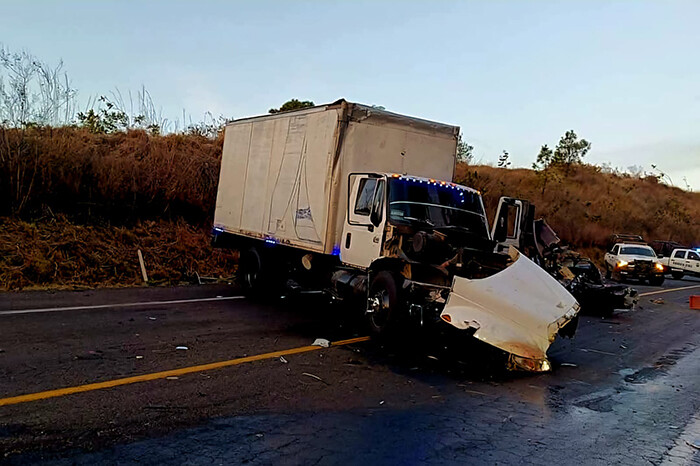 Brutal choque deja un muerto y un herido, sobre la salida de Uruapan a la autopista Siglo XXI