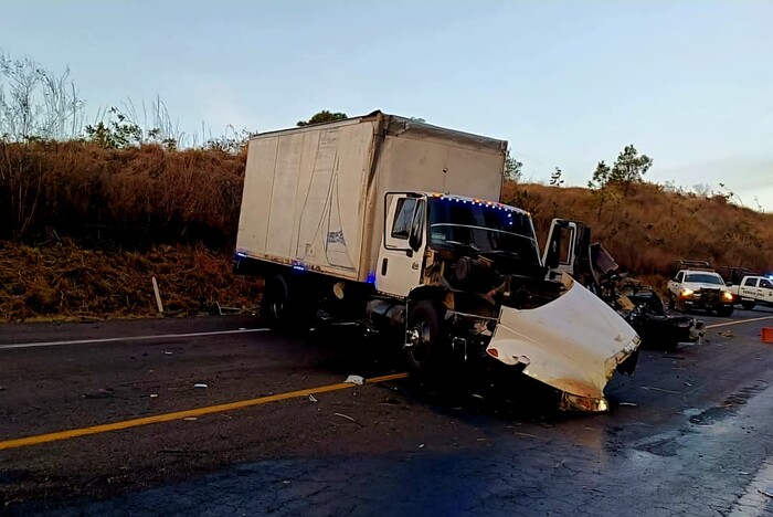 Brutal choque deja un muerto y un herido, sobre la salida de Uruapan a la autopista Siglo XXI