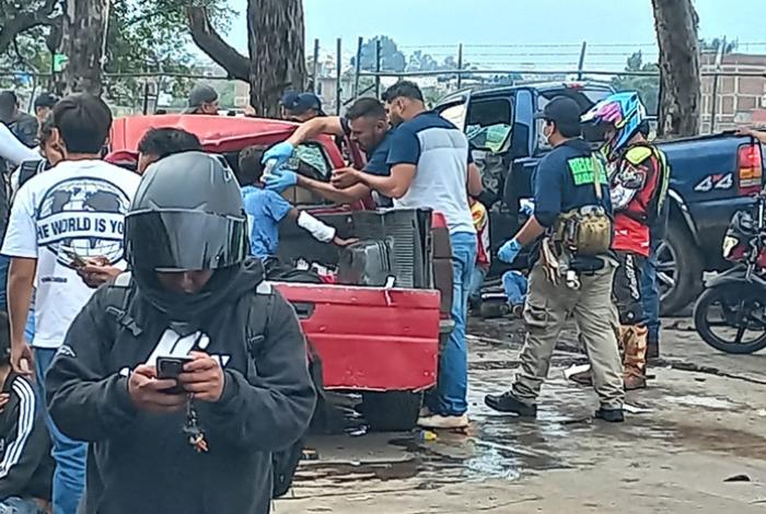 Brutal choque entre camionetas deja un muerto y 5 heridos, en Uruapan