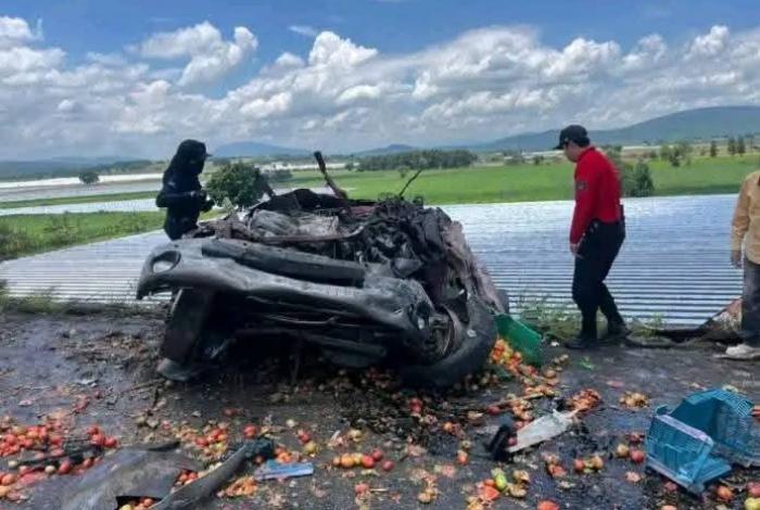 Brutal choque entre tráiler y camioneta jitomatera en Yurécuaro; hay un fallecido prensado