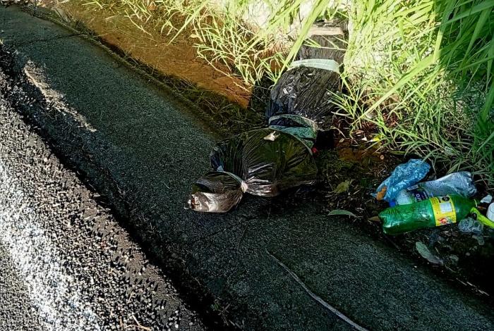 “Bulto” embolsado moviliza a policías, sobre la carretera “libre” Uruapan-Lombardía