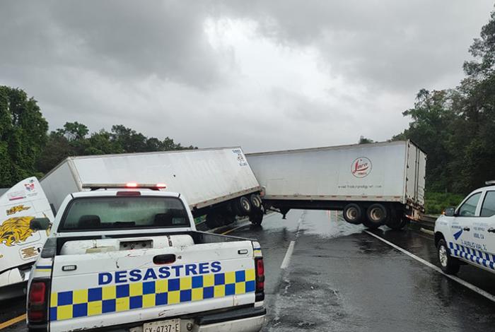 Busca Congreso de Michoacán reducir circulación de camiones con doble remolque en carreteras