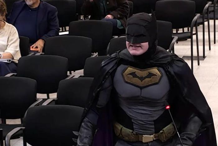 Cacería de migrantes en California hace que hasta un Batman se una a las protestas