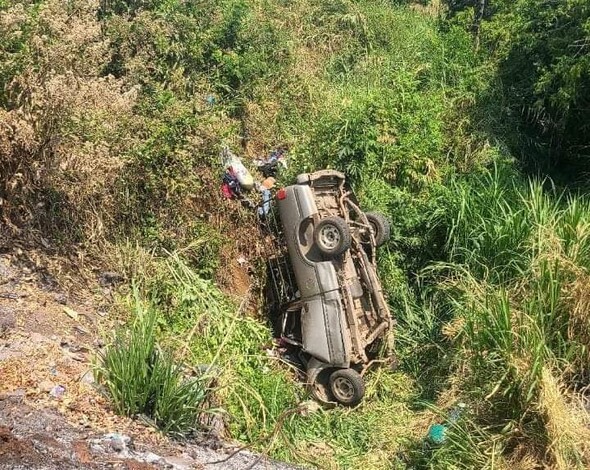 Cae camioneta a barranco: hay una muerta y ocho lesionados