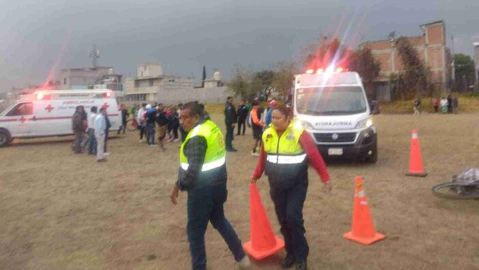 Cae rayo en cancha de fútbol en Tlaxcala y deja varios lesionados