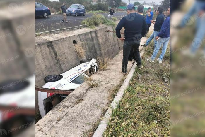 Cae taxi en canal de aguas, en Tarímbaro