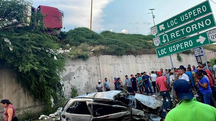 Caída de auto de puente en Parácuaro tras chocar contra camión