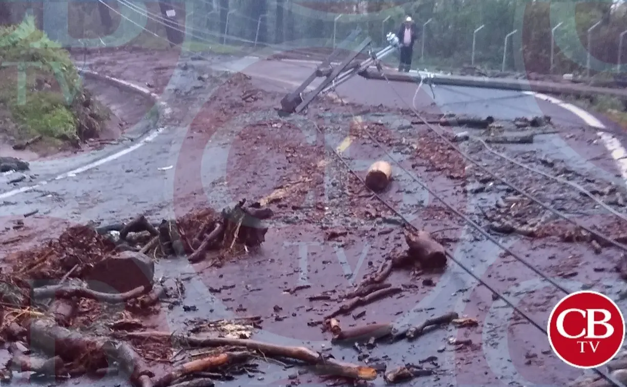Caída de poste mantiene cerrada la carretera San Juan Nuevo-Tancitaro