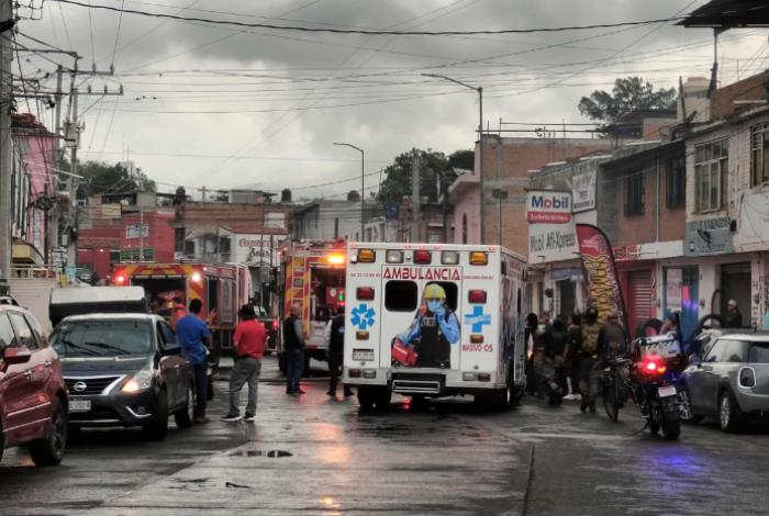 Caída de rayo en palmera genera incendio en domicilio de la colonia Tres Puentes
