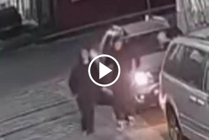 Cámaras captan rob0 de camioneta a una pareja en Uruapan