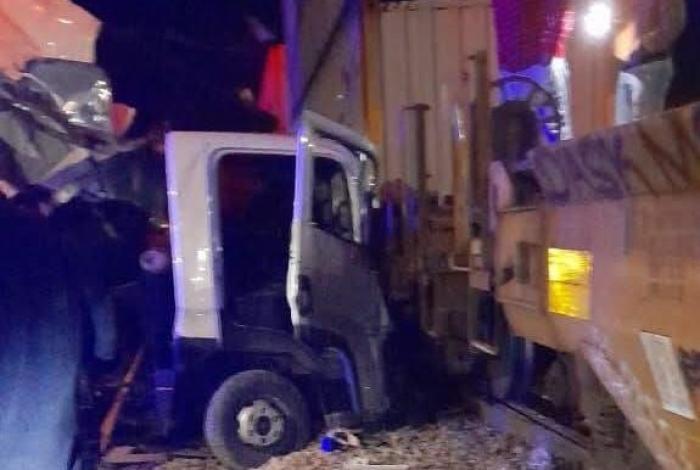 Camión con cajas de huevo intenta ganarle el paso al tren y termina embestido