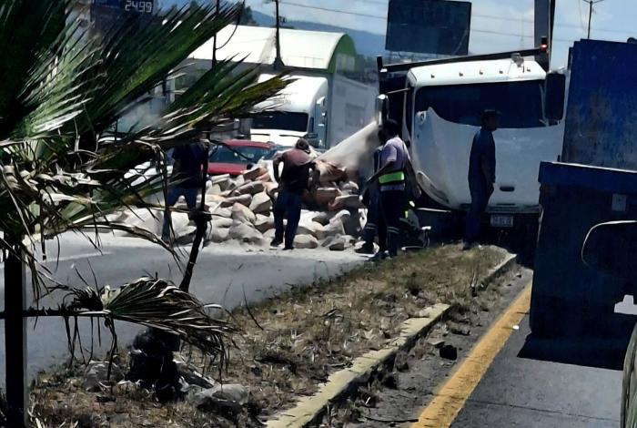 Camión con cargamento de cemento choca contra camellón y poste metálico en Morelos Norte de Morelia