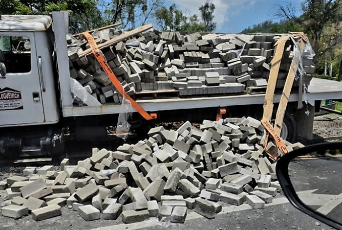 Camión de “Bloquemich” se estrella contra camellón de la avenida Rotarismo, al sur de Morelia