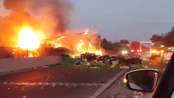 Camión de carga vuelca y se incendia en la Apatzingán-Cuatro Caminos