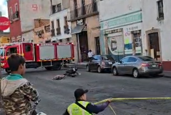 Camión de Conurbados embiste a una familia en moto en el Centro de Morelia; la mujer fallece